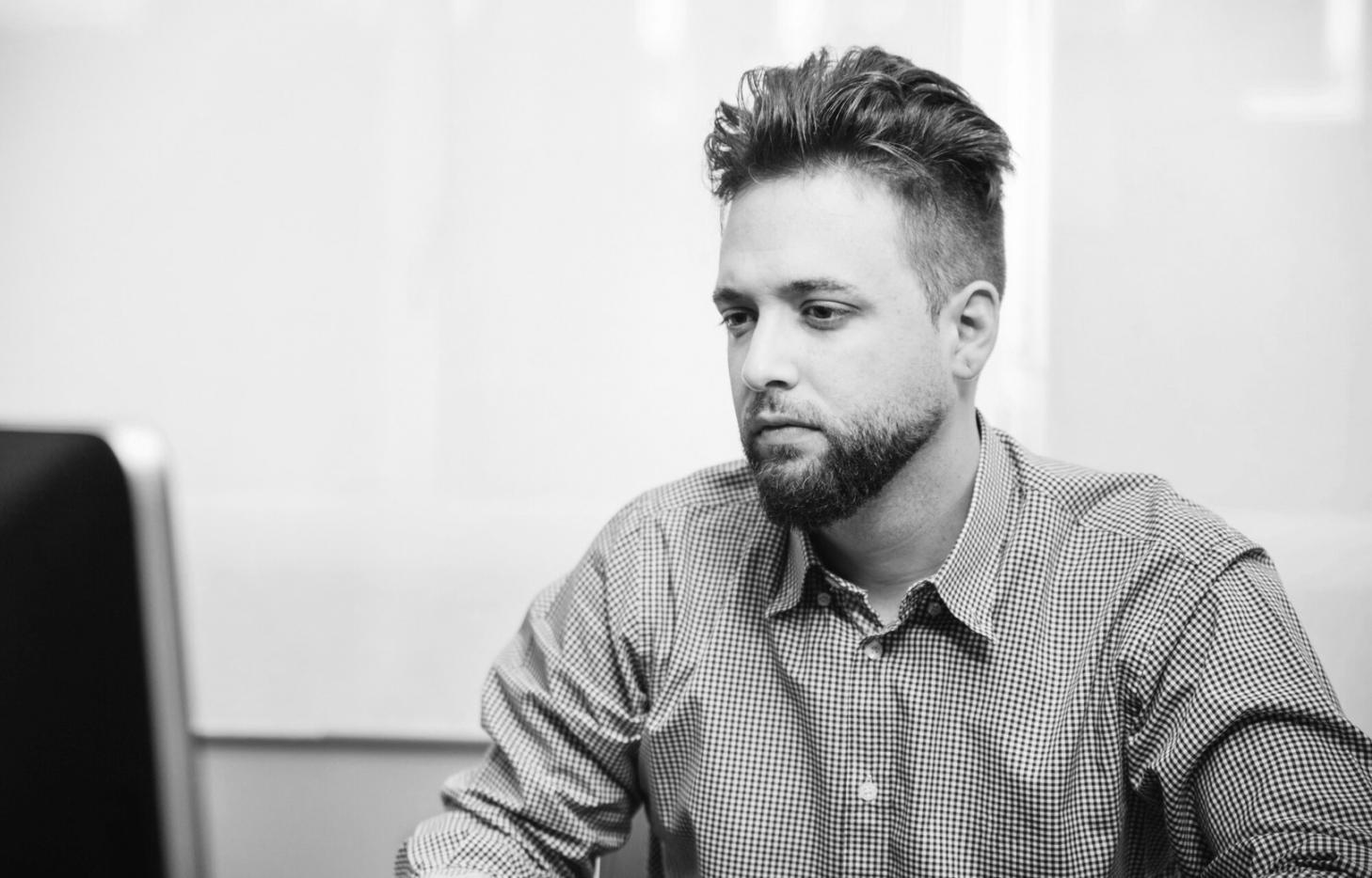 Modernes Serverrack mit professioneller Backup-Infrastruktur